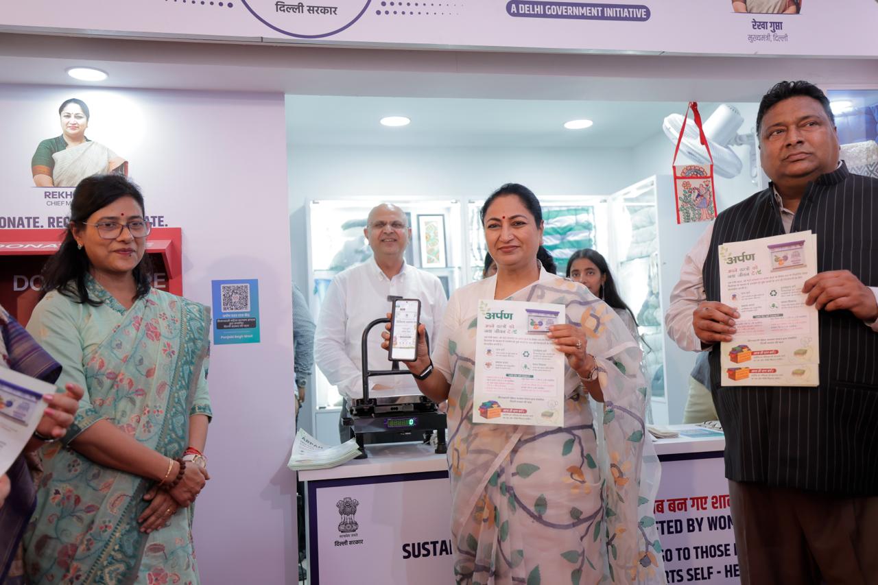 CM Rekha Gupta Launches 'Arpan Kendra' at Delhi Metro Stations; Old Clothes to Be Collected, Recycled and Upcycled at 10 Major Stations