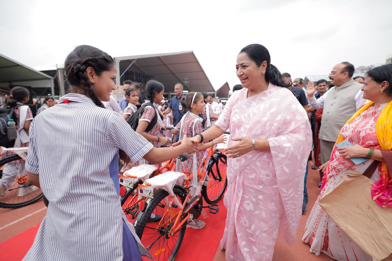 CM Rekha Gupta Launches 'Vidya Vahini' Scheme; Distributes Free Bicycles to Over 3,000 Girl Students as 1,40,000 Set to Benefit in Phased Rollout
